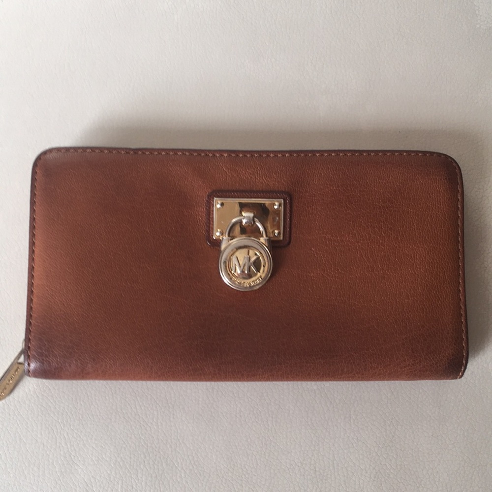MICHAEL KORS Leather wallet, brown saddle color.